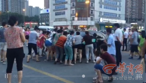 為跳廣場(chǎng)舞大媽推走三輛汽車(chē)騰地方 為跳廣場(chǎng)舞大媽推走三輛汽車(chē)騰地方