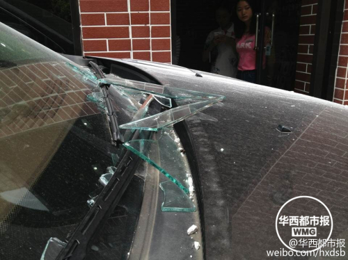 油門當(dāng)剎車 越野車差點沖進(jìn)理發(fā)店