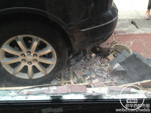 油門當(dāng)剎車 越野車差點沖進(jìn)理發(fā)店