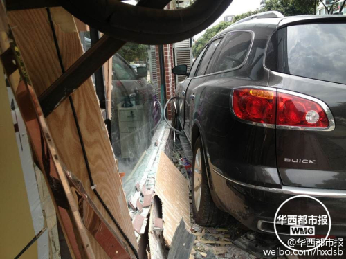 油門當(dāng)剎車 越野車差點沖進(jìn)理發(fā)店