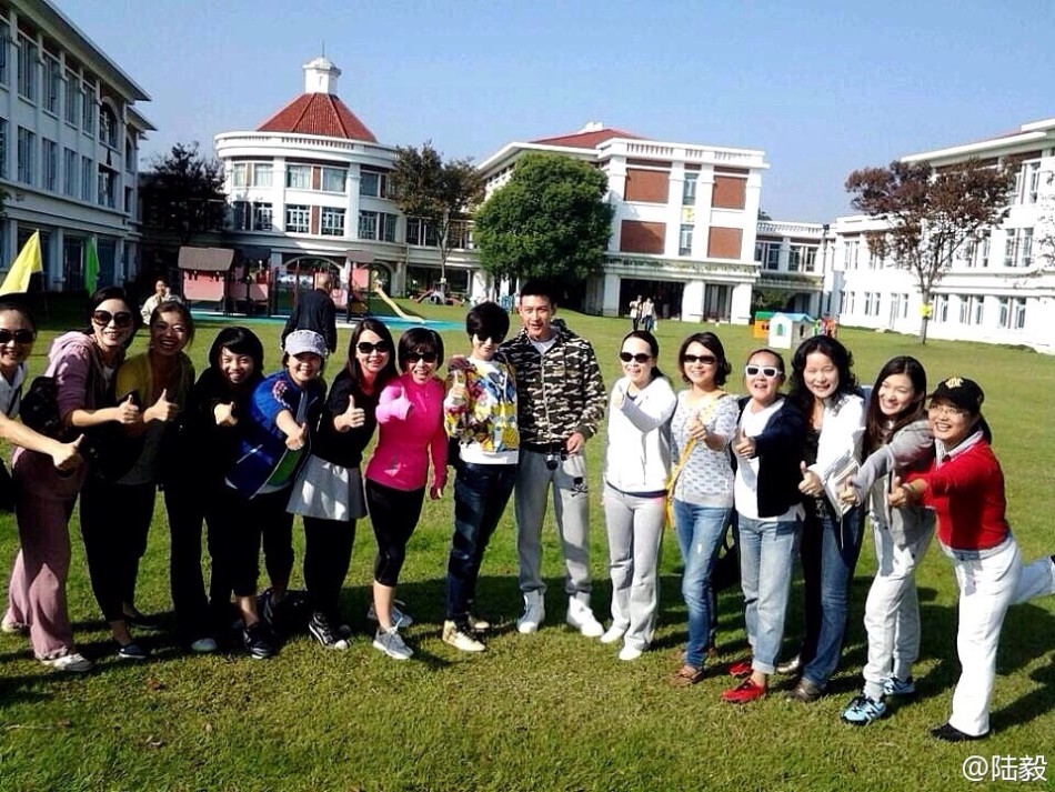 陸毅攜女參加親子運(yùn)動(dòng)會(huì)同做游戲 陸毅攜女參加親子運(yùn)動(dòng)會(huì)同做游戲