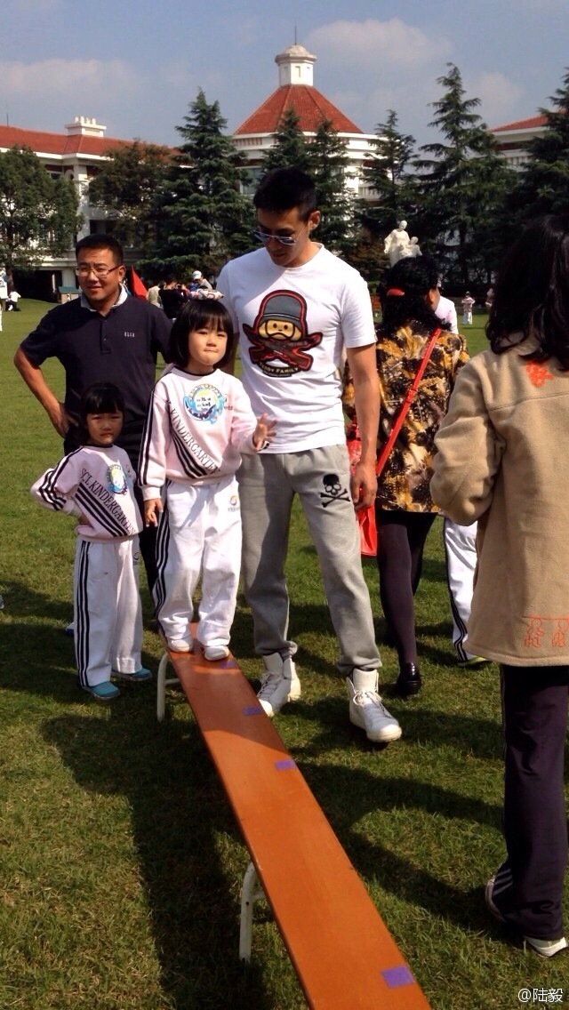 陸毅攜女參加親子運(yùn)動(dòng)會(huì)同做游戲 陸毅攜女參加親子運(yùn)動(dòng)會(huì)同做游戲