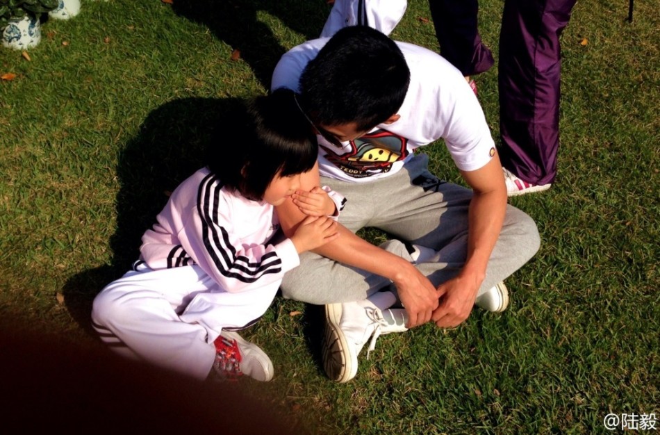 陸毅攜女參加親子運(yùn)動(dòng)會(huì)同做游戲 陸毅攜女參加親子運(yùn)動(dòng)會(huì)同做游戲