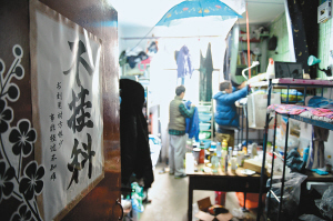 寢室門上的招貼表達(dá)了學(xué)生們的愿望，其實(shí)不逃課、少逃課才是不掛科的保證