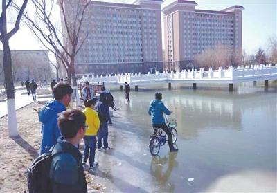 南方的孩子不理解北方的寒冷，這冰厚得，嚇尿了！ @顏遠(yuǎn)鋒