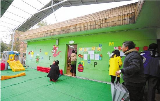 因為怕裝修后的氣味影響孩子的健康，包括小葉在內(nèi)，很多家長找到園方，要求換教室.