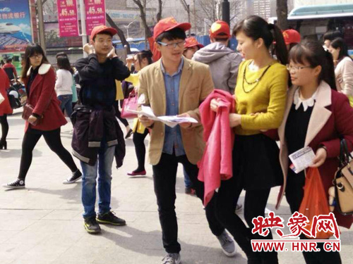 義賣現(xiàn)場——市民們也成了志愿者 義賣現(xiàn)場——市民們也成了志愿者