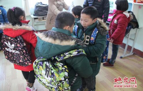 看，咱們的衣服一樣