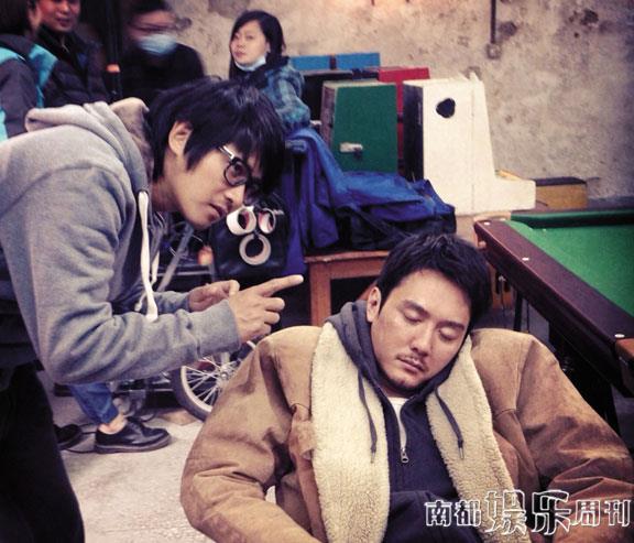 導(dǎo)演在認(rèn)真給演員說(shuō)戲，演員聽(tīng)得也很認(rèn)真。