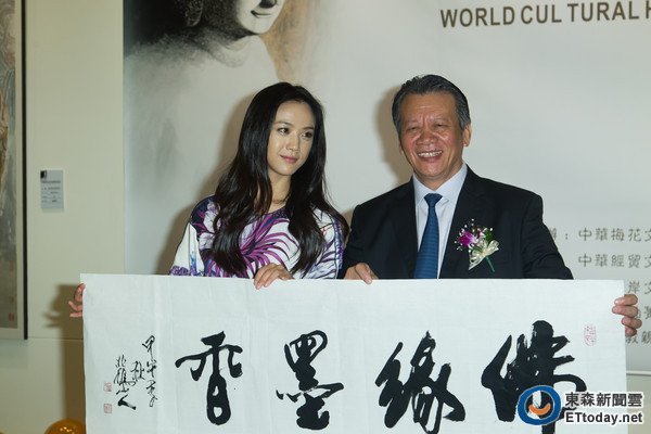 湯唯出席父親湯余銘的“世界文化遺產(chǎn)繪畫展”站臺 湯唯出席父親湯余銘的“世界文化遺產(chǎn)繪畫展”站臺