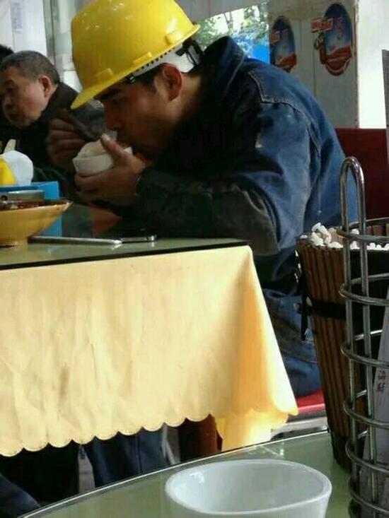 網(wǎng)友調(diào)侃：周周，慢點(diǎn)吃