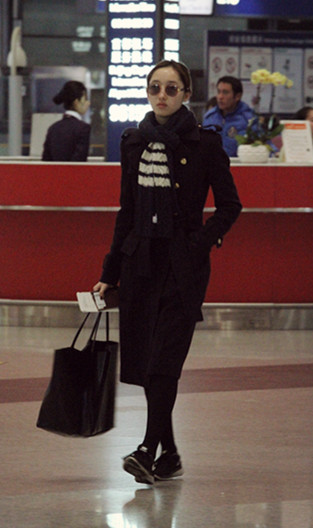 蔣夢婕獨自現(xiàn)身機場 蔣夢婕獨自現(xiàn)身機場