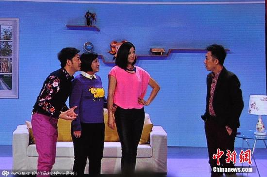 2015年2月18日晚8時(shí)，2015央視羊年春晚準(zhǔn)時(shí)開播，各路明星大腕齊聚一臺(tái)向觀眾展示了一場(chǎng)奢華的