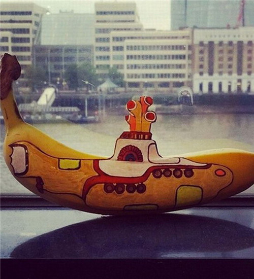 香蕉要被玩壞了 女廚師香蕉創(chuàng)意畫作 香蕉要被玩壞了 女廚師香蕉創(chuàng)意畫作