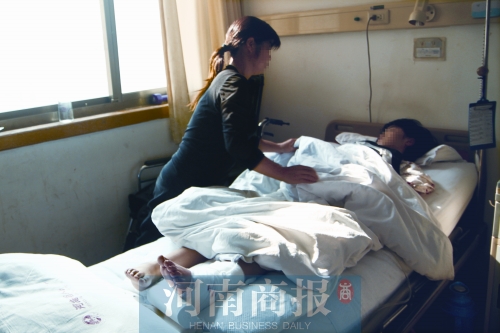 14歲的小美躺在病床上，左腿摔傷的部位還纏著繃帶