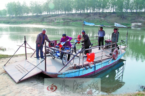 18年來，盛衛(wèi)川堅持每日如此，為河兩岸的人擺渡。