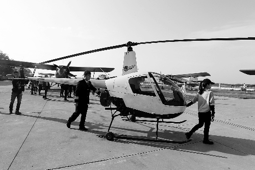 選拔賽現(xiàn)場，選手們正入場表演 記者 鄧萬里/攝