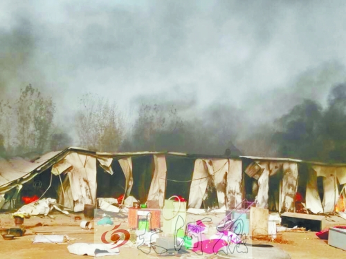 火勢蔓延前村民從屋內(nèi)搬出的冰箱、桌子等物品