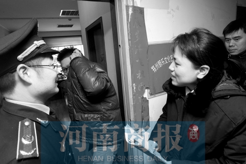 城管巡回法庭法官,到因違反城市管理的受罰當事單位送傳票 城管巡回法庭法官,到因違反城市管理的受罰當事單位送傳票