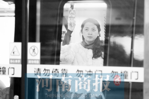 首個上班高峰，地鐵乘客以年輕的上班族為主