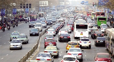 昨天下午，擁擠的花園路。 鄭州晚報(bào)記者 馬健 圖