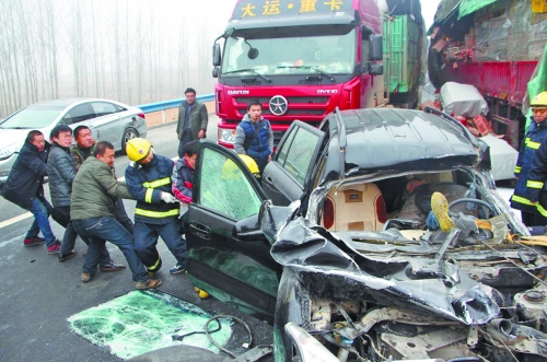 現(xiàn)場慘不忍睹，眾人合力施救。