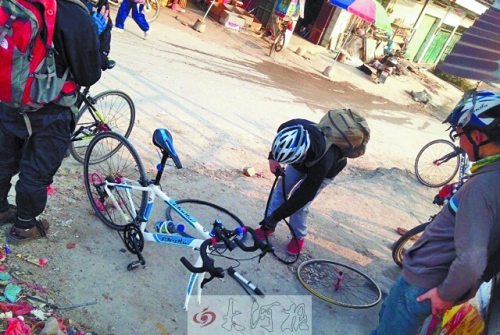 運氣不好，十分鐘被扎了兩次胎，只能自己修車。