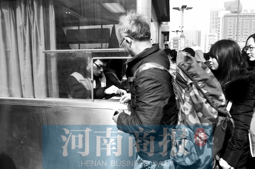趙俊方在鄭州火車站進站，準備前往甘肅災(zāi)區(qū)和災(zāi)民一起過春節(jié)。記者 唐韜/攝