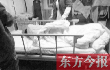 昨日凌晨，鄭州市金水區(qū)總醫(yī)院，鄭州電臺主持人張明救助的輕生女在接受搶救