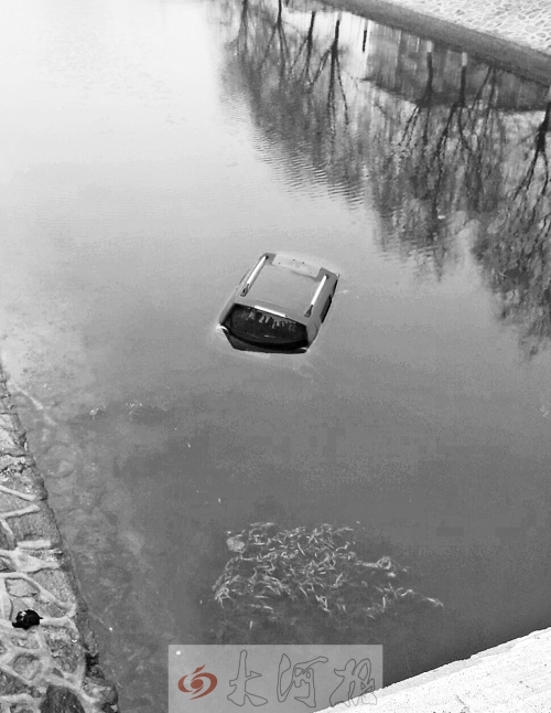 車體大部分沒入水中 車體大部分沒入水中