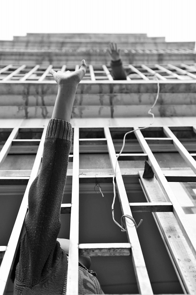 聽到聲音小哥倆就在窗戶邊集合，不聚不散。