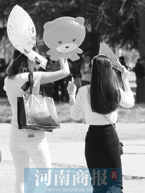 昨天高溫，有人穿上了短袖 記者 鄧萬(wàn)里/攝