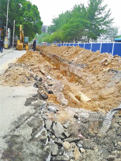 文化路大修改造工程，目前西半幅圍擋已基本鋪設(shè)到位。