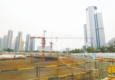 中州大道與金水東路東北角，正在建一座大型停車場。