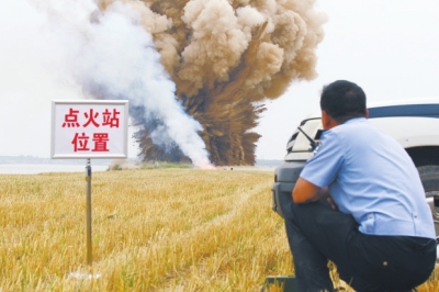 民警點火，引爆爆炸物品。