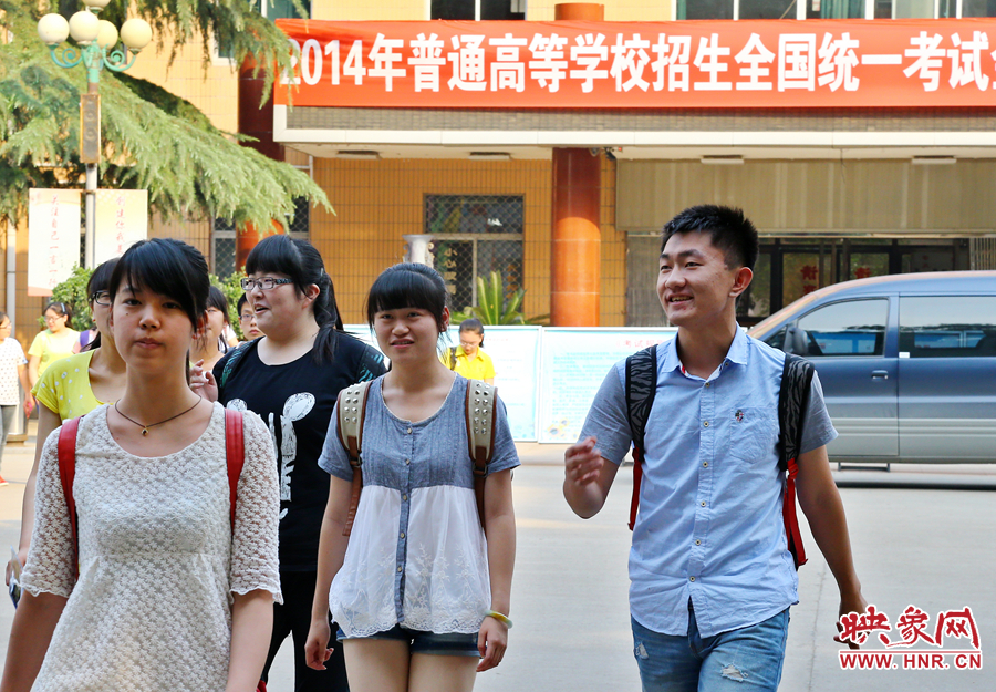 最后一門考試結(jié)束后，考生們一臉輕松的走出考場(chǎng)