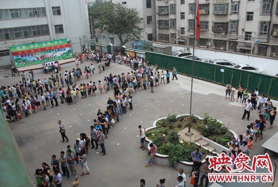 報名現(xiàn)場從一大早便已排起了長龍。