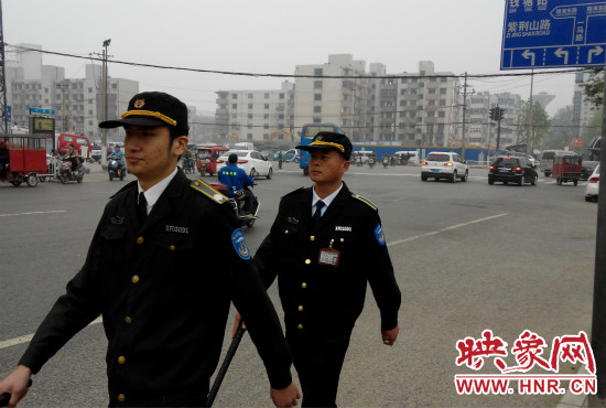 每天，老王的工作就是在火車站附近巡邏