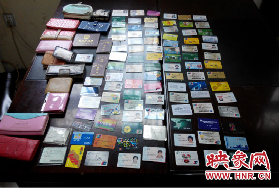 在日常執(zhí)勤當(dāng)中，巡防隊(duì)員經(jīng)常能撿到很多的身份證和銀行卡。