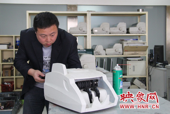 陸涌每天的工作就是和機(jī)器“談心”、發(fā)現(xiàn)故障、修好它們。