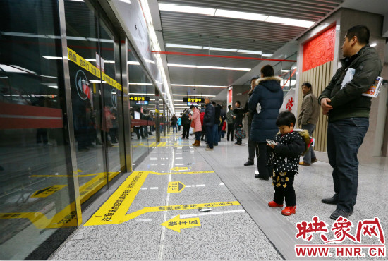 小朋友在等候區(qū)內等待地鐵。