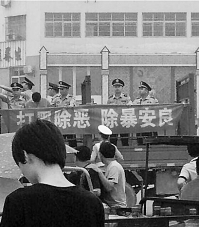 固始縣警方用敞篷卡車押運(yùn)嫌犯引來(lái)眾人駐足圍觀