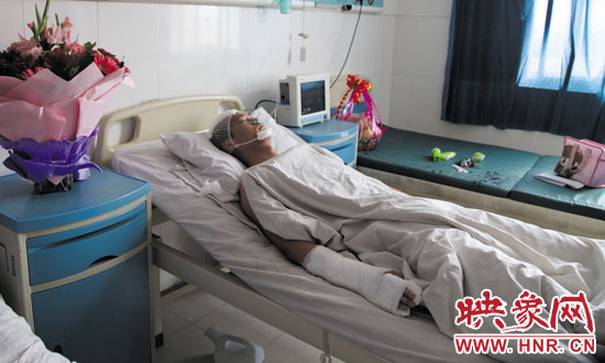 梁亮顱骨骨折、右胳膊肌腱被砍斷,手指受傷。