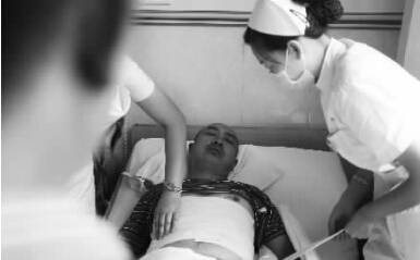 昨天，鄭州市第一人民醫(yī)院，被打傷的鄭州管城區(qū)執(zhí)法隊員唐建偉在接受治療。