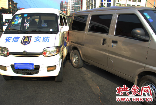 兩輛面包車也被牽連。