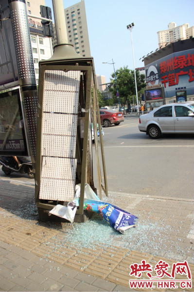 路旁的路燈箱已經(jīng)被肇事車輛撞碎。