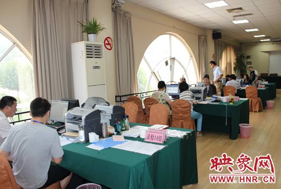 高招錄取現(xiàn)場(chǎng)錄檢組工作人員正在緊張工作中。