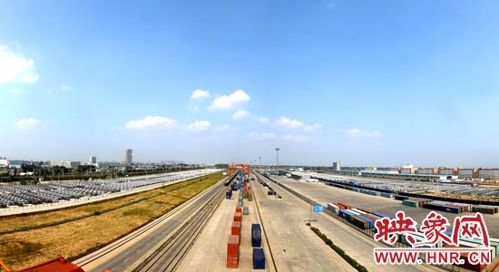 鄭州鐵路集裝箱中心站內(nèi)，滿載貨物的國際班列從這里開出。段晉哲/攝