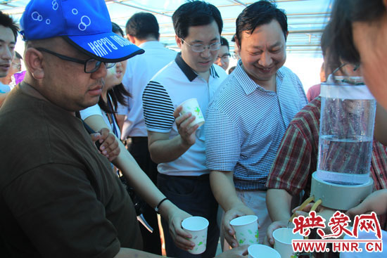 來(lái)自北京、天津、河北的40多家媒體的記者紛紛前來(lái)品嘗丹江口水庫(kù)的水