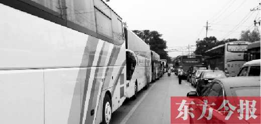 昨日，只能由東向西單行的鄭州市城南路上，闖進(jìn)了由西向東行駛的大巴車，造成嚴(yán)重交通擁堵